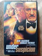 Under Suspicion - Gene Hackman, Morgan Freeman - VHS, Vanaf 16 jaar, Ophalen of Verzenden, Gebruikt, Thrillers en Misdaad
