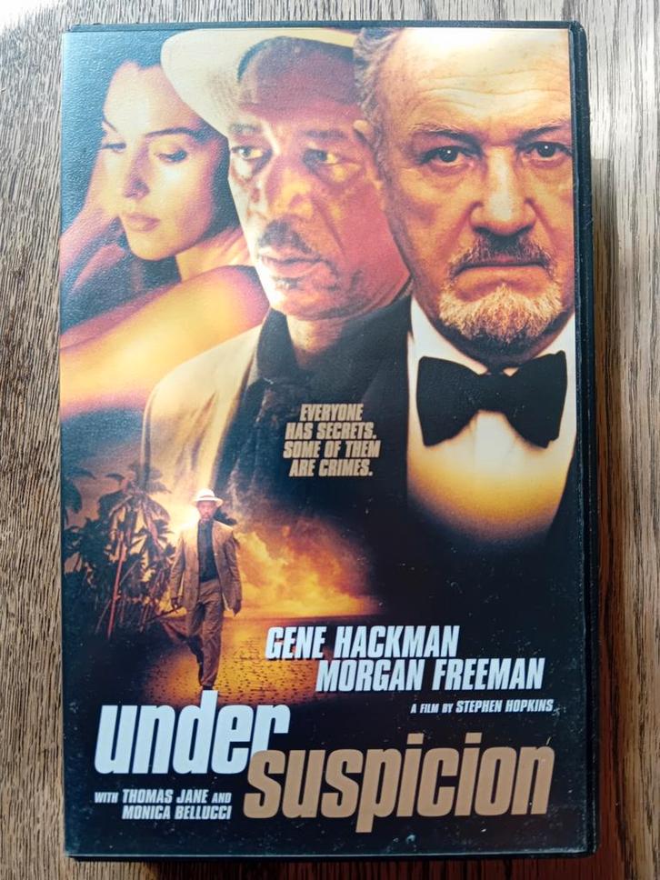 Under Suspicion - Gene Hackman, Morgan Freeman - VHS, Cd's en Dvd's, VHS | Film, Gebruikt, Thrillers en Misdaad, Vanaf 16 jaar