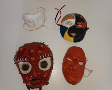 Vier maskers uit de wereld van theater en komedie! beschikbaar voor biedingen