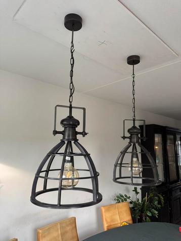 Twee hanglampen beschikbaar voor biedingen