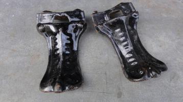 Kachelpootjes, twee antieke gietijzeren kachelpootjes zwart beschikbaar voor biedingen