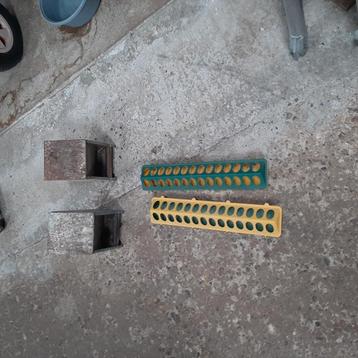 Voerbakken kippen kuikens beschikbaar voor biedingen