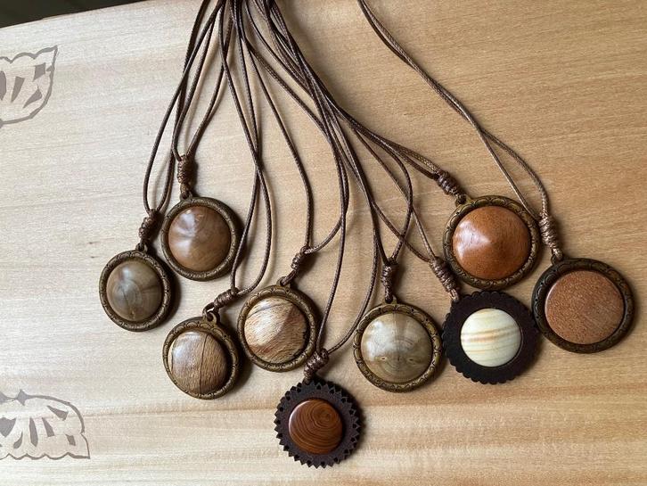 Houten hangers met een mooi wax koord, Sieraden, Tassen en Uiterlijk, Kettinghangers, Nieuw, Overige materialen, Ophalen of Verzenden