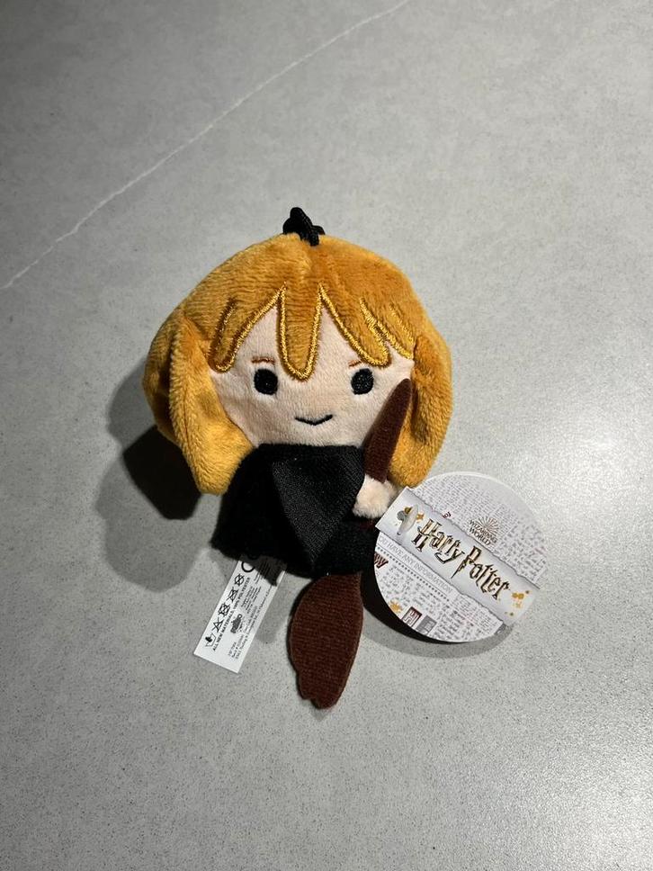 Harry Potter pluche hanger Hermione / Hermelien op bezem, Kinderen en Baby's, Speelgoed | Knuffels en Pluche, Nieuw, Overige typen