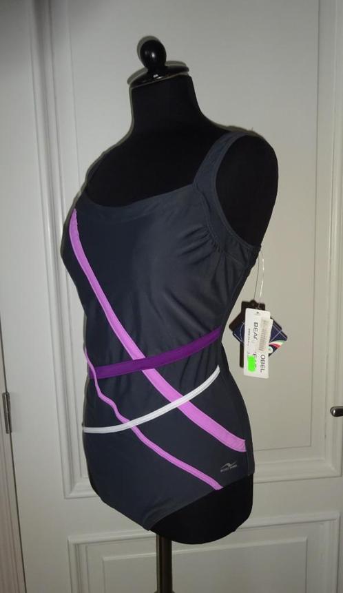NIEUW Maat 50 Nickey Nobel Badpak Grijs met roze, witte en p, Kleding | Dames, Badmode en Zwemkleding, Nieuw, Badpak, Overige kleuren