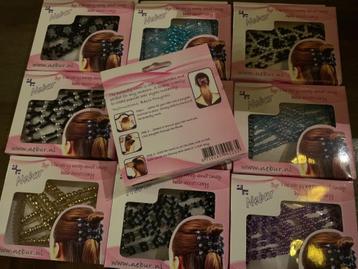 Restpartij van meer dan 400 haar accessoires van Nebur  beschikbaar voor biedingen