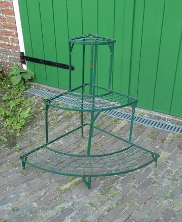 Kwartronde etagère beschikbaar voor biedingen