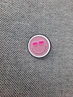1 leuke smiley pin met hartjes ogen te koop, Ophalen of Verzenden, Nieuw, Overige onderwerpen, Speldje of Pin