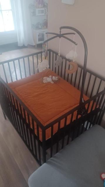 Zwarte metalen babybox met gratis matras, mobiel & boxkleed beschikbaar voor biedingen