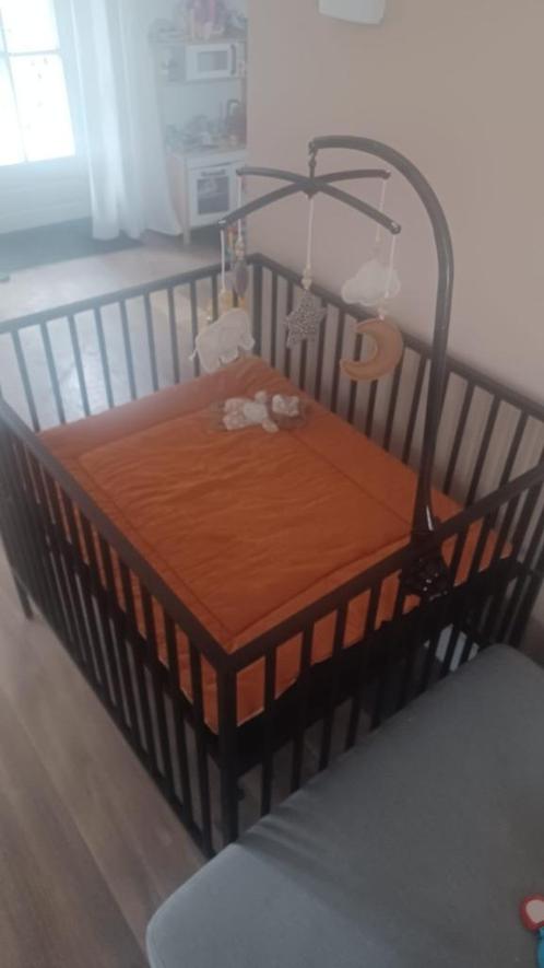 Zwarte metalen babybox met gratis matras, mobiel & boxkleed, Kinderen en Baby's, Boxen, Gebruikt, Rechthoekig, In hoogte verstelbaar