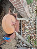 Oude slijpsteen op houten frame, Ophalen