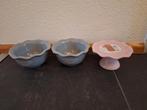 Rudolph's Bakery 2 schaaltjes en 1 cup cake stander op voet., Huis en Inrichting, Keuken | Servies, Ophalen of Verzenden, Overige stijlen