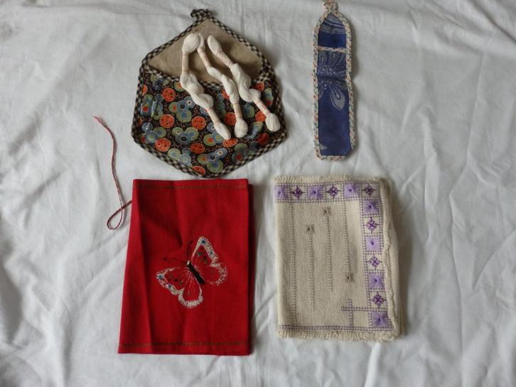 2x stoffen Boekomslag en 2x handwerkzakje oa voor haaknaald, Antiek en Kunst, Antiek | Overige Antiek, Ophalen of Verzenden