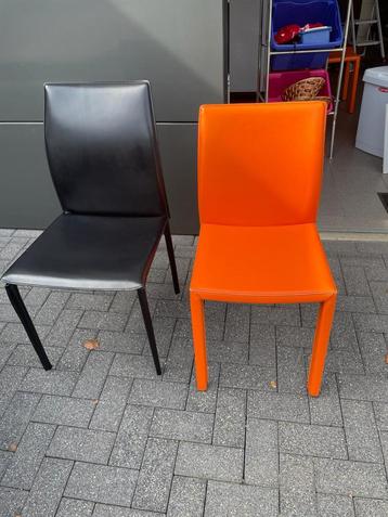 Leren stoelen. 4 zwarte en 2 oranje 
