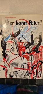 Hier Komt Peter! - Hans Peterson, Ophalen of Verzenden, Gelezen, Hans Peterson, Fictie algemeen