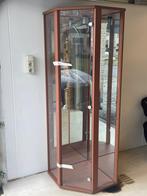Hoek vitrinekast in kersen kleur met verlichting, Huis en Inrichting, Kasten | Vitrinekasten, Ophalen, Met deur(en), 50 tot 100 cm