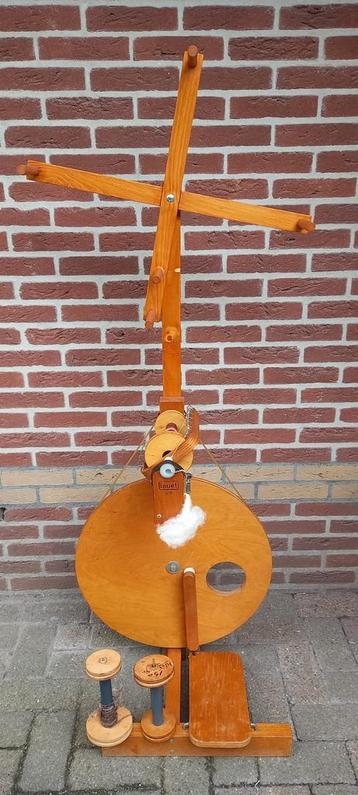 louet S10 spinnewiel met wolhaspel en 3 klossen  beschikbaar voor biedingen