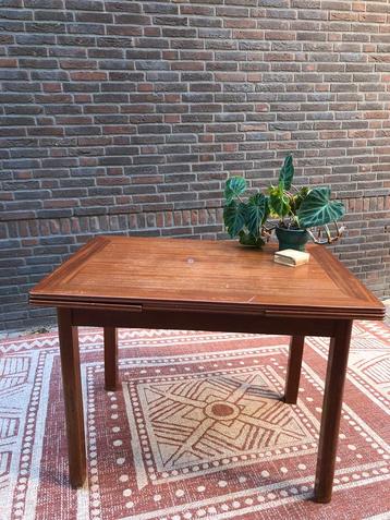 Retro tafel beschikbaar voor biedingen