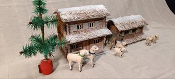 Oud besneeuwd kersthuisje hout - ZONDER schaapjes/boom beschikbaar voor biedingen