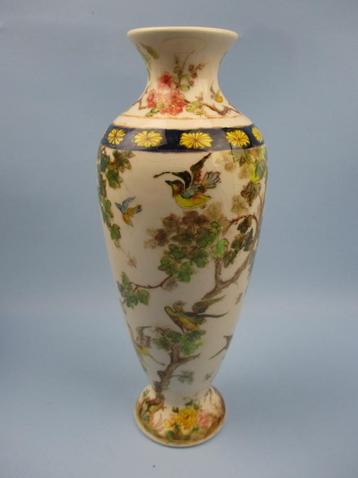 Mooie studio vaas handbeschilderd met bloem en vogel decor. beschikbaar voor biedingen