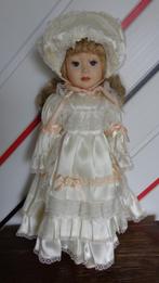 Prachtige porseleinen pop met satijnen kleed, Verzamelen, Poppen, Ophalen, Zo goed als nieuw, Pop