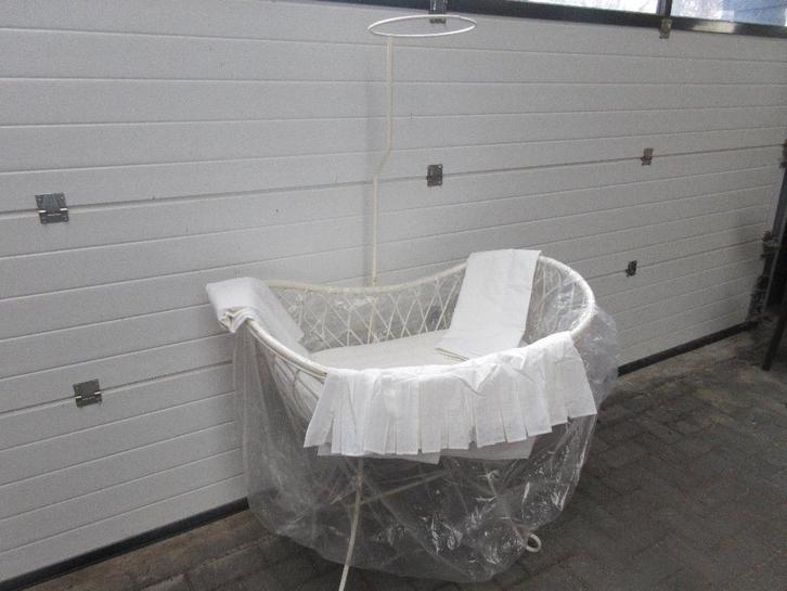 oude mooie brocante wieg ijzer met riet/bamboe en bekleding, Kinderen en Baby's, Babywiegjes en Ledikanten, Gebruikt, Wieg, Ophalen