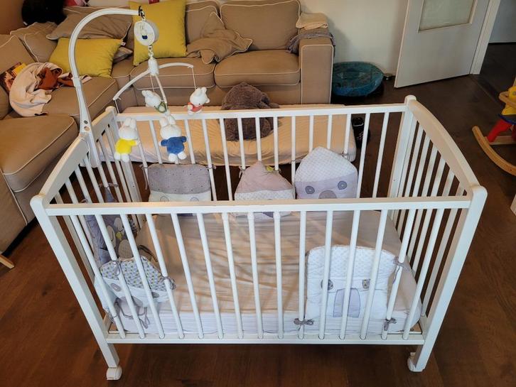 White babybed 60x120cm + mattress, Kinderen en Baby's, Babywiegjes en Ledikanten, Zo goed als nieuw, Ledikant, Ophalen