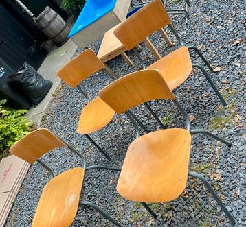 4 oude schoolstoelen, gratis beschikbaar voor biedingen