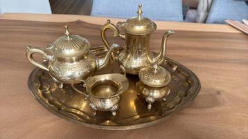 Thee set beschikbaar voor biedingen