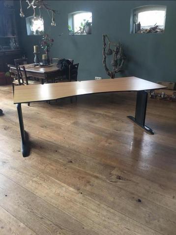 Mooi professioneel bureau trespa blad beukenhout look