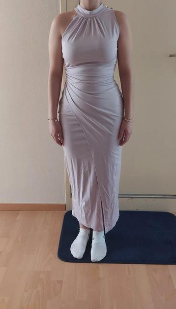 Elegante roze jurk beschikbaar voor biedingen
