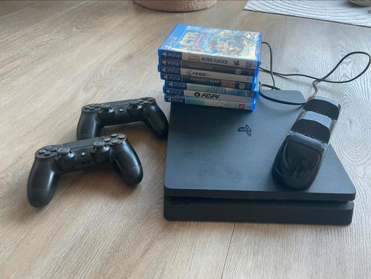 Playstation 4, Spelcomputers en Games, Spelcomputers | Sony PlayStation 4, Zo goed als nieuw, Original, Met 2 controllers, Ophalen of Verzenden