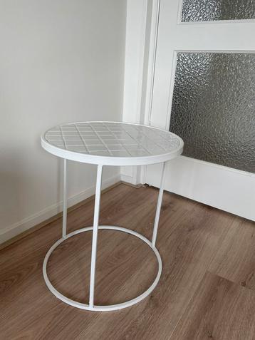 Zuiver glazed geglazuurde bijzettafel wit beschikbaar voor biedingen