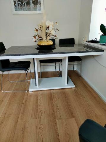 Eettafel beschikbaar voor biedingen