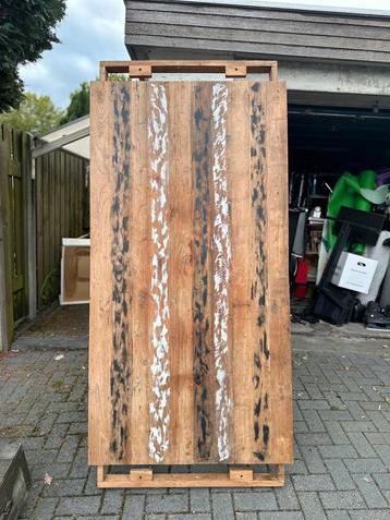 Robuuste eetkamertafel beschikbaar voor biedingen