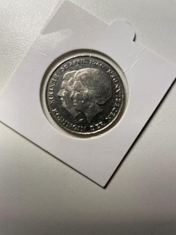 2,5 gulden dubbelportret 30 april 1980 in munthouder beschikbaar voor biedingen
