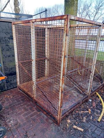 2 grote houtkratten, samen €100,- beschikbaar voor biedingen