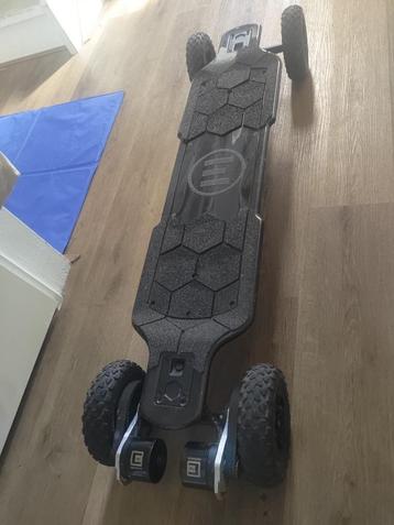 Custom Evolve carbon skateboard beschikbaar voor biedingen