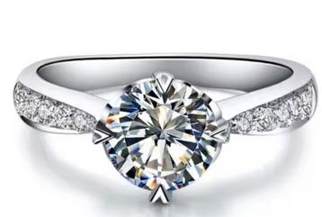 Prachtige ring van deels  wit goud met Moissanite beschikbaar voor biedingen