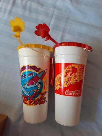 2 grote plastic Coca-Cola drinkbekers beschikbaar voor biedingen