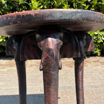 Houten Side Table Half Rond met Olifanten Houtsnijwerk beschikbaar voor biedingen