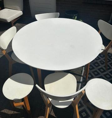 Witte ronde tafel met 4 stoelen en 2  tafeltjes  Den bosch
