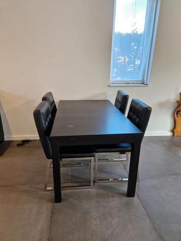 Uitschuifbare tafel met 4 stoelen beschikbaar voor biedingen