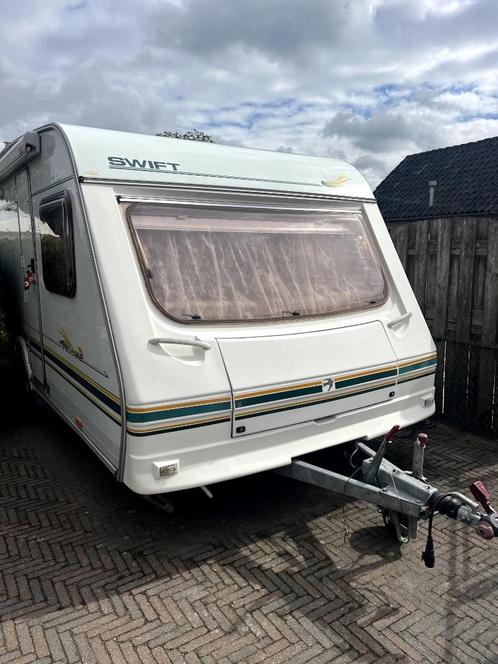 Caravan Swift Toscane 490, Caravans en Kamperen, Caravans, Particulier, tot en met 4, 1000 - 1250 kg, Rondzit, Swift, Frans bed