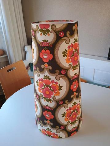 Mooie retro lampenkap in vintage stijl. beschikbaar voor biedingen