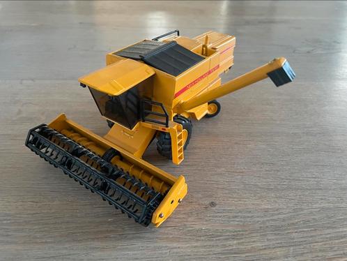 New Holland TX34 combine / maaidorser model Joal, Hobby en Vrije tijd, Modelauto's | Overige schalen, Zo goed als nieuw, Tractor of Landbouw