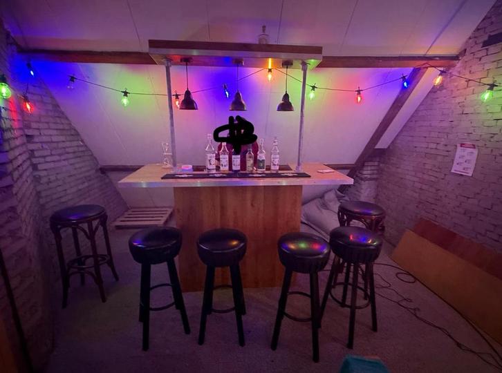 Bar, Huis en Inrichting, Barren, Zo goed als nieuw, Inclusief barstoelen, Ophalen
