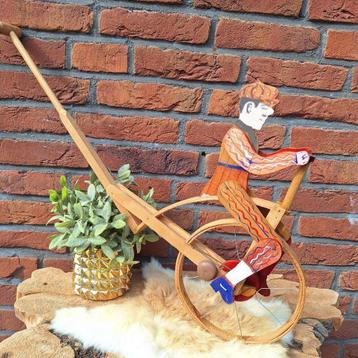 Antiek houten duwspeelgoed 'Man op een Velocipede fiets' beschikbaar voor biedingen