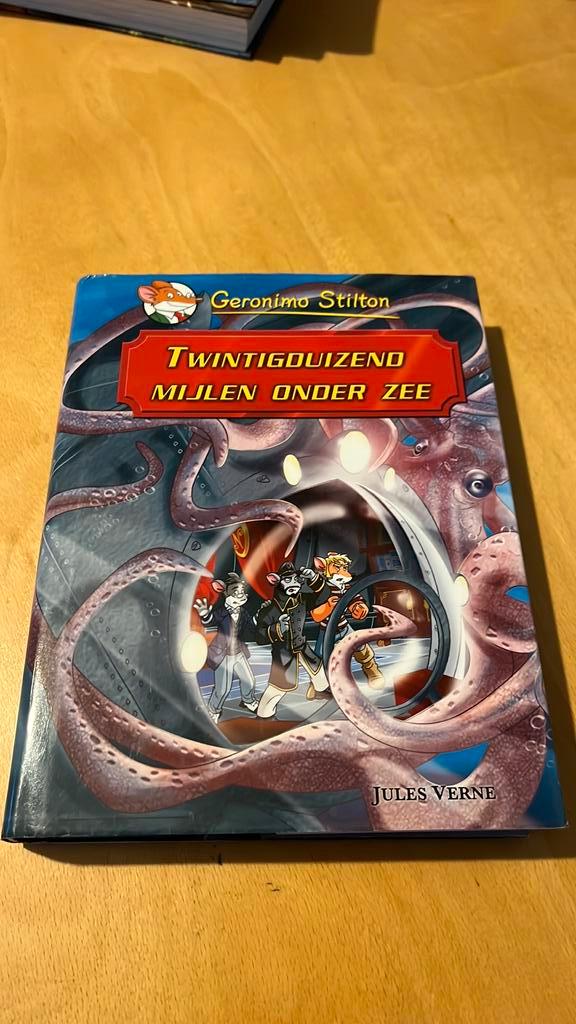 Geronimo Stilton - Twintigduizend mijlen onder zee, Boeken, Kinderboeken | Jeugd | onder 10 jaar, Zo goed als nieuw, Fictie algemeen
