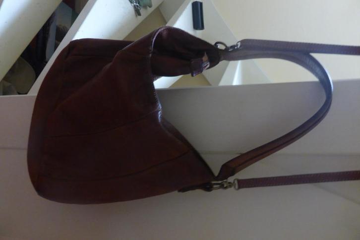Vlotte leren schoudertas, Sieraden, Tassen en Uiterlijk, Tassen | Damestassen, Zo goed als nieuw, Schoudertasje, Bruin, Ophalen of Verzenden